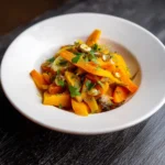 Gelbe-Bete-Salat-mit-Knoblauch-und-Essiggurke-Rezept