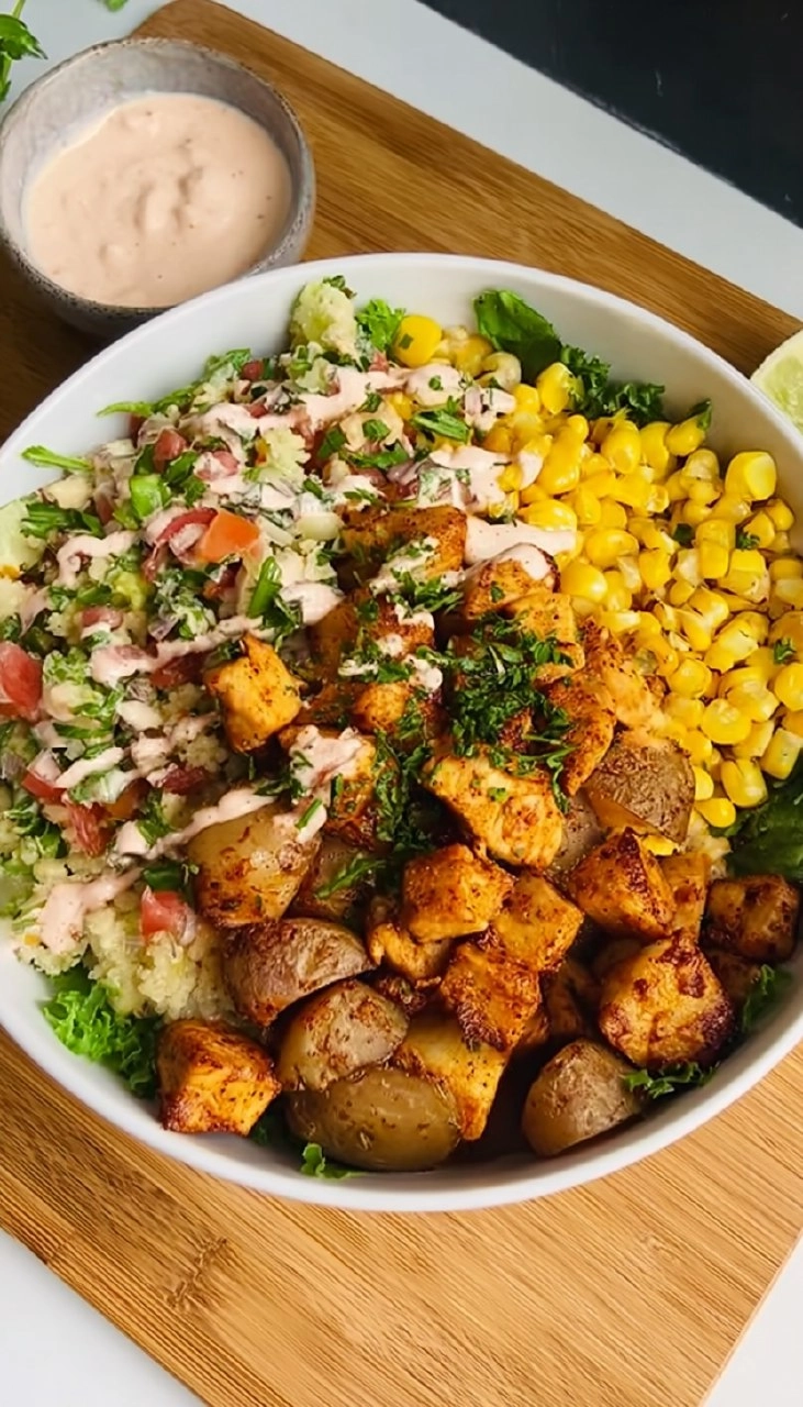 Kartoffel Hähnchen Bowl mit Mais Salat 140 Kartoffel Hähnchen Bowl mit Mais Salat