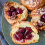 Schnelle-Kaesekuchen-Blaetterteigteilchen-mit-Kirschen-Rezept