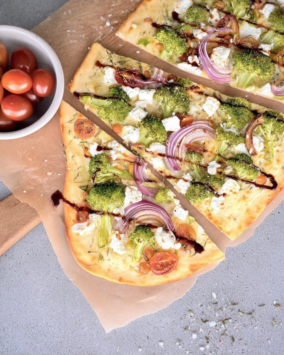 Schneller Flammkuchen mit Brokkoli & Feta