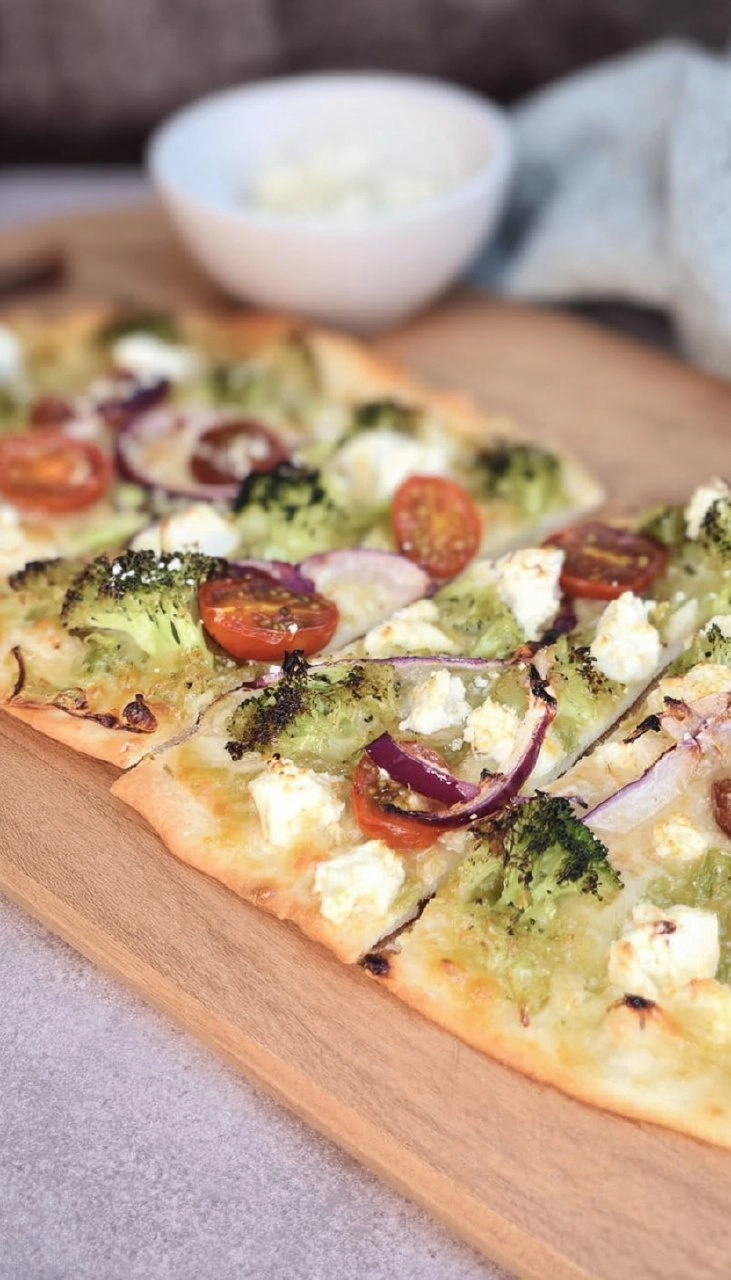 Schneller Flammkuchen mit Brokkoli & Feta