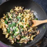Spaetzle-Pfanne-mit-Champignons-und-Spinat-Rezept