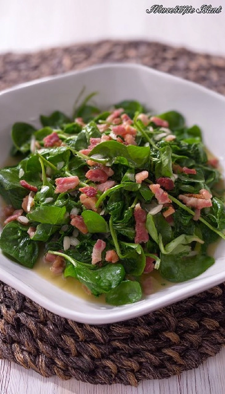 Feldsalat mit Speck und Brühe