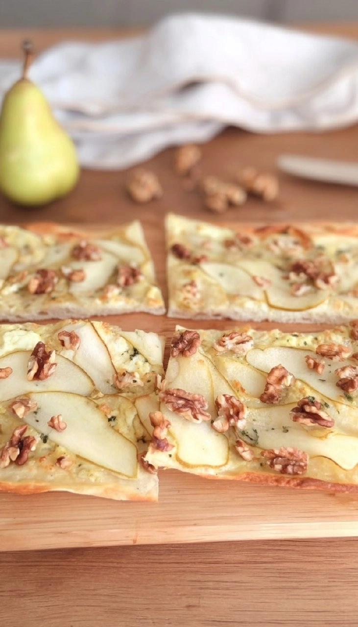 Flammkuchen mit Ziegenkäse, Birne & Walnüssen 90 Flammkuchen mit Ziegenkäse, Birne & Walnüssen