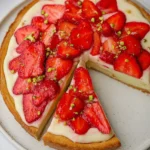 Unwiderstehlicher-Erdbeerkuchen-mit-Pudding-geniessen